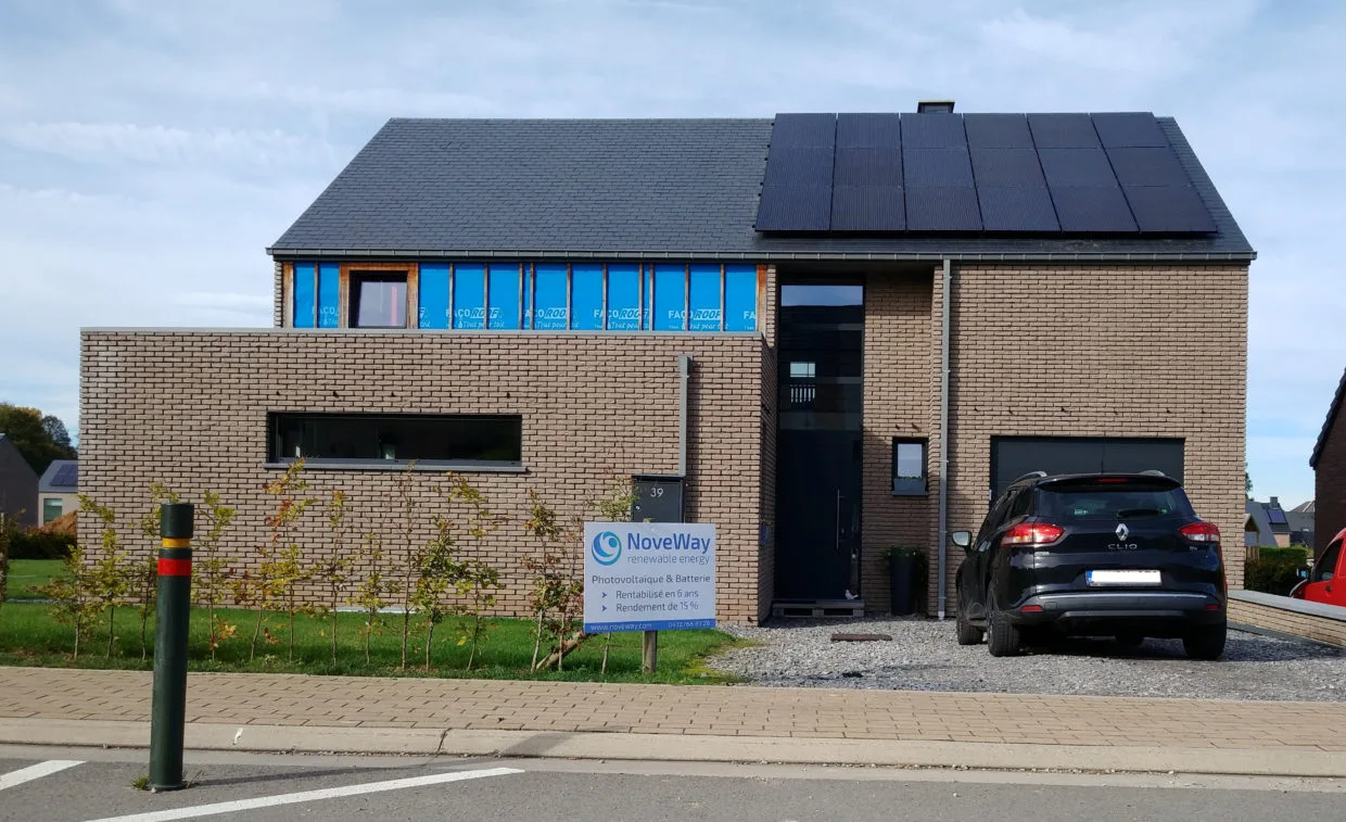 Panneaux solaires full black Trina Solar installés sur toiture – certifié Noveway
